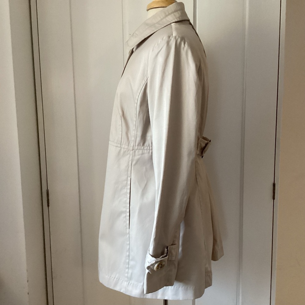 Jones New York princess cut back/cuff belt lined concealed button rain trench M - Picture 6 of 12